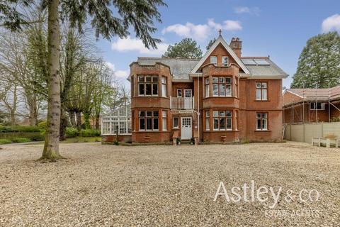 7 bed property, in Avenue House, £895,000