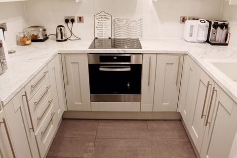 2 bed property, in Enstone Road, £260,000