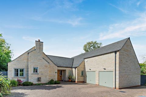 5 bed property, in Martins Way, £825,000