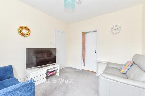 2 bed property, in Victoria Drive, £140,000