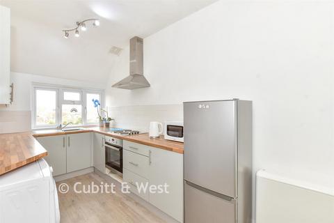 2 bed property, in Victoria Drive, £140,000
