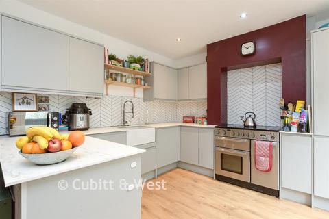 3 bed property, in Farningham Crescent, £400,000