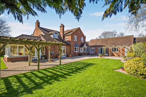 4 bed property, in Cross Brook, £795,000