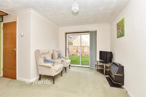 1 bed property, in Laxton Way, £165,000