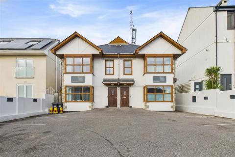 4 bed property, in Edgcumbe Gardens, £350,000