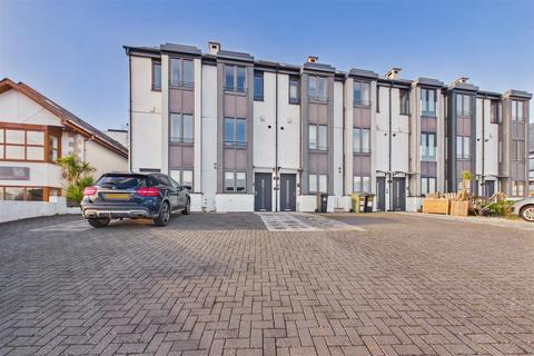 3 bed property, in Edgcumbe Gardens, £369,950