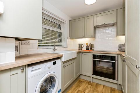1 bed property, in York Close, £225,000