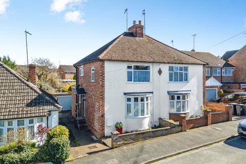 2 bed property, in Fern Road, £250,000