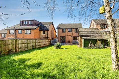 4 bed property, in Redwood Drive, £350,000