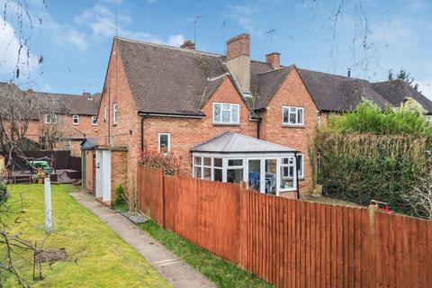2 bed property, in Hillside Close, £300,000