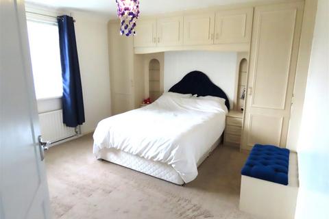 2 bed property, in Suffolk Close, £81,000