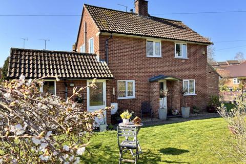 2 bed property, in Knowledge Crescent, £350,000