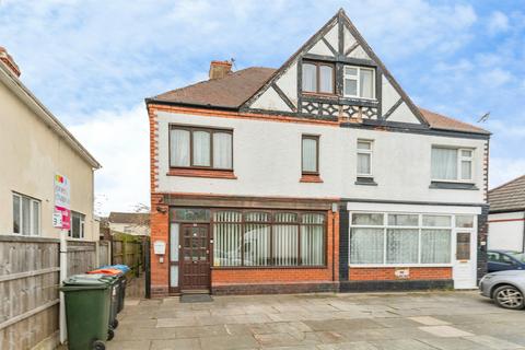 6 bed property, in Station Road, £250,000