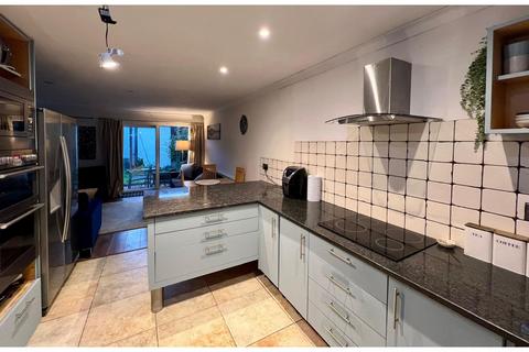 3 bed property, in Northolt Avenue, £420,000