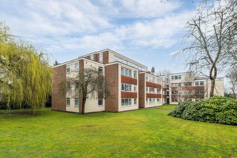 1 bed property, in Liskeard Gardens, £200,000