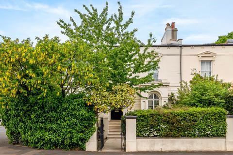 5 bed property, in Park Hall Road, £2,800,000