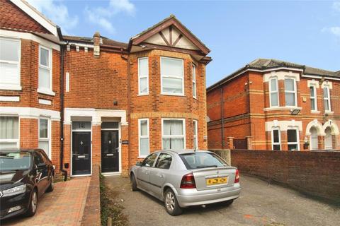 1 bed property, in Avenue Road, £100,000