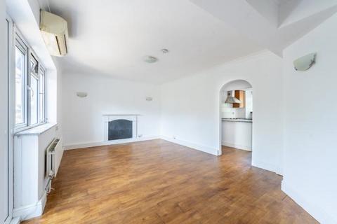 2 bed property, in Knox Court, £335,000