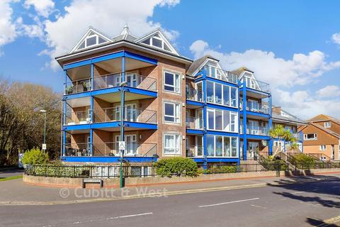 2 bed property, in Kings Parade, £370,000