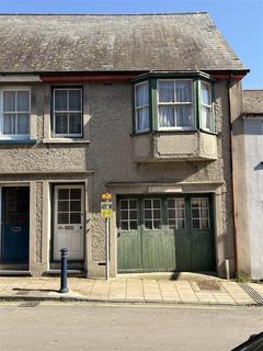 2 bed property, in High Street, £190,000