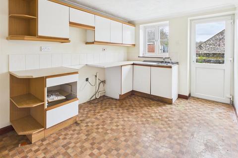 2 bed property, in Old Turnpike Road, £250,000