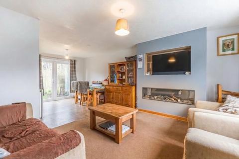 3 bed property, in 47 Castlegarth, £215,000