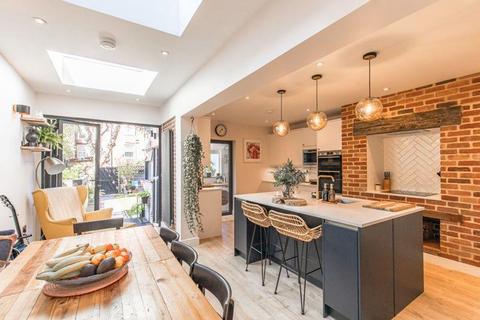 4 bed property, in St. Marys Road, £550,000