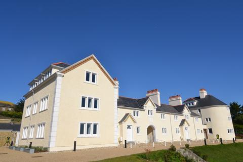 2 bed property, in Bay Hill, £495,000
