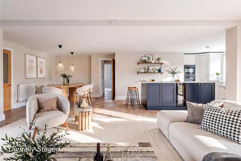 4 bed property, in Westwells, £700,000