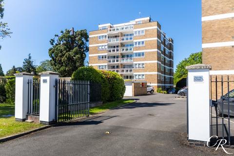 2 bed property, in Albert Road, £250,000