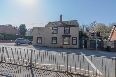 2 bed property, in Dudley Road, £210,000