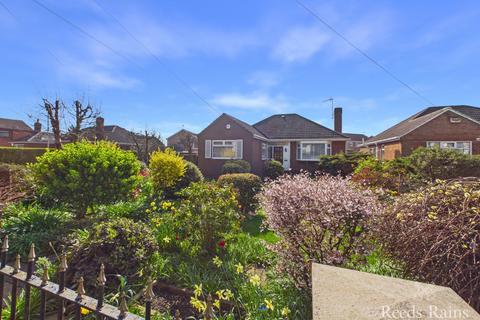 2 bed property, in Tweendykes Road, £240,000
