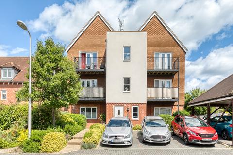 2 bed property, in Wokingham RG40, £250,000