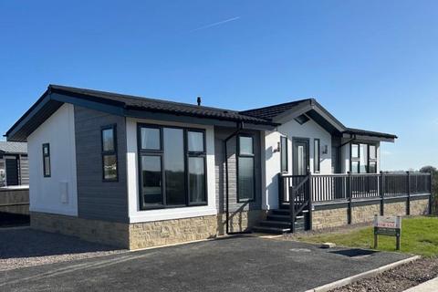 2 bed property, in Three Counties Park, £234,950