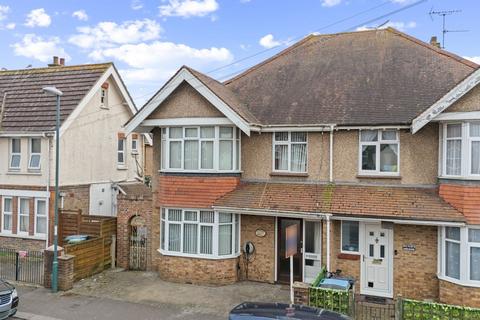 4 bed property, in Cavendish Road, £325,000