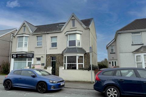 5 bed property, in Alexandra Road, £295,000