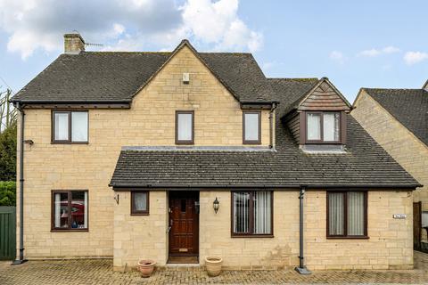 4 bed property, in Churchill Way, £500,000