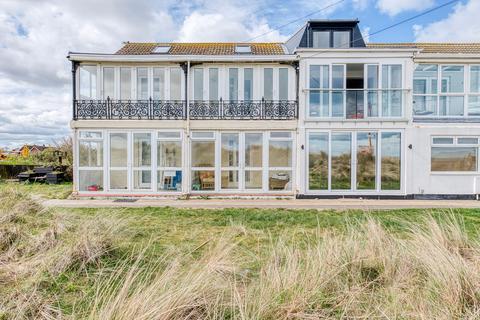 3 bed property, in Beach Road, £220,000