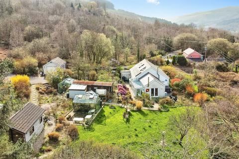 3 bed property, in Heol Y Graig, £410,000