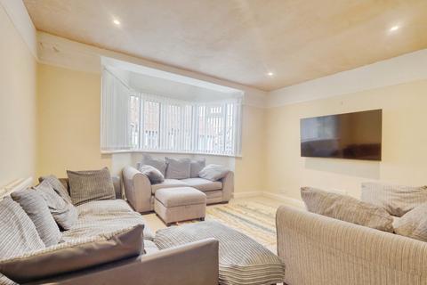 2 bed property, in Linden Court, £260,000