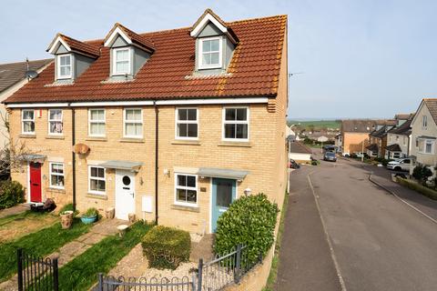 3 bed property, in Fulford Close, £220,000