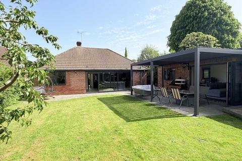 2 bed property, in Taylors Lane, £475,000