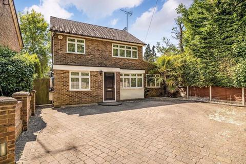 3 bed property, in Acacia Close, £900,000