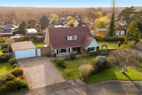 4 bed property, in Parkland Close, £675,000