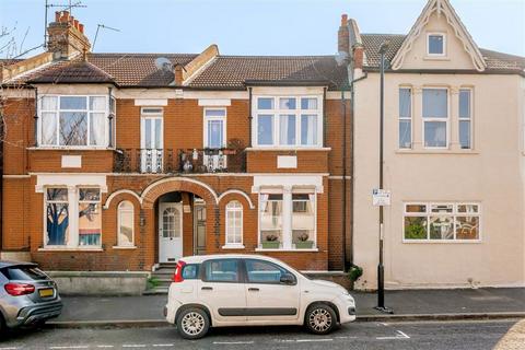 2 bed property, in Bramshot Avenue, £450,000
