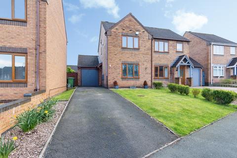 2 bed property, in Columbine Way, £210,000