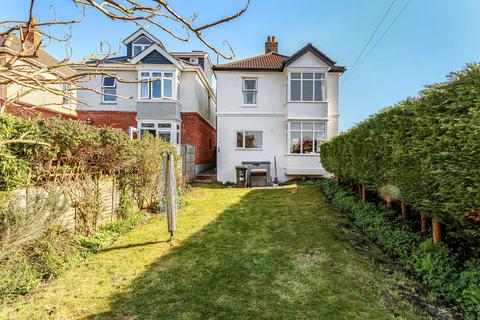 3 bed property, in Oakwood Road, £350,000