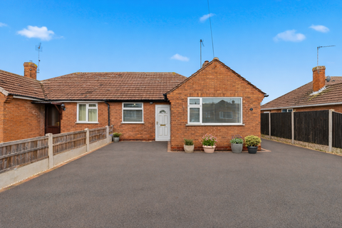 2 bed property, in Springfield Road, £260,000