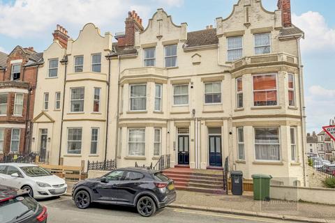 2 bed property, in Cabbell Road, £215,000