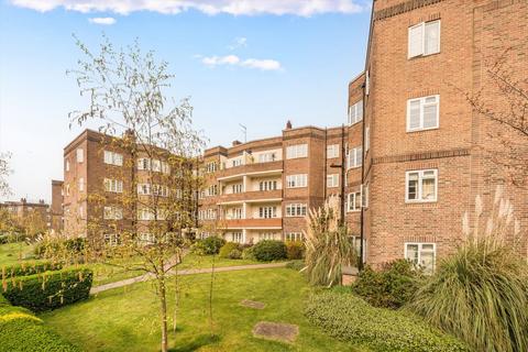 3 bed property, in Chiswick Village, £395,000